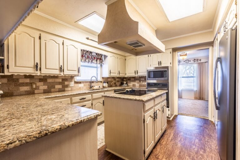 https://jananorsrealestate.com/wp-content/uploads/03_BN4A1569-scaled.jpg