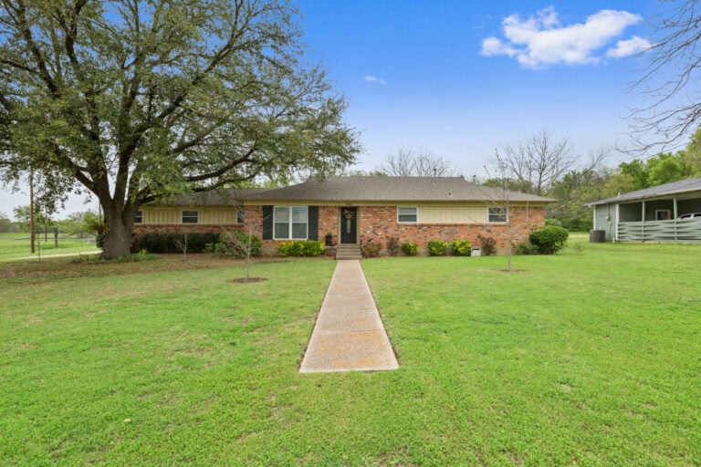 https://jananorsrealestate.com/wp-content/uploads/03_520_N_Abbott_1_mls.jpg