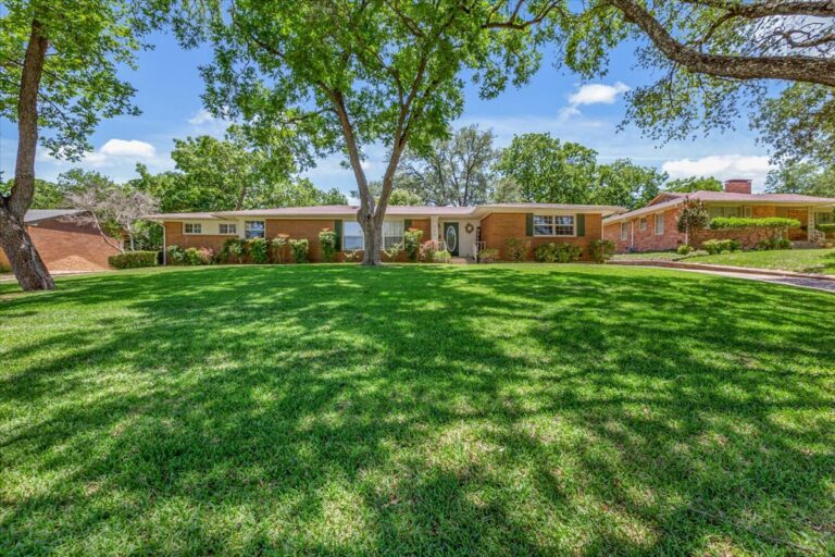 https://jananorsrealestate.com/wp-content/uploads/03-320-Carr-St-31.jpg