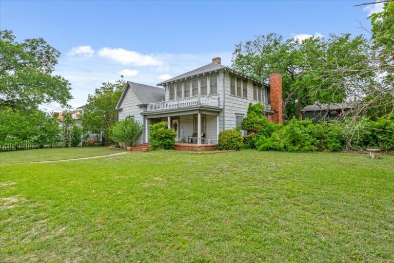 https://jananorsrealestate.com/wp-content/uploads/02-631-E.-Elm-30-Copy.jpg