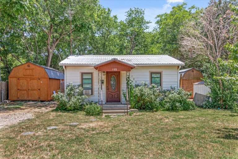 https://jananorsrealestate.com/wp-content/uploads/03-106-N.-Thompson-4.jpg