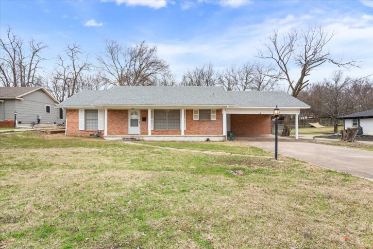 https://jananorsrealestate.com/wp-content/uploads/03-1016-E-Franklin-St-2.jpg