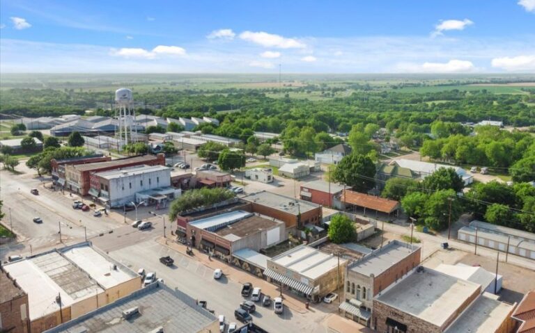 36 115 E Franklin Drone 7 850x530 1 768x479